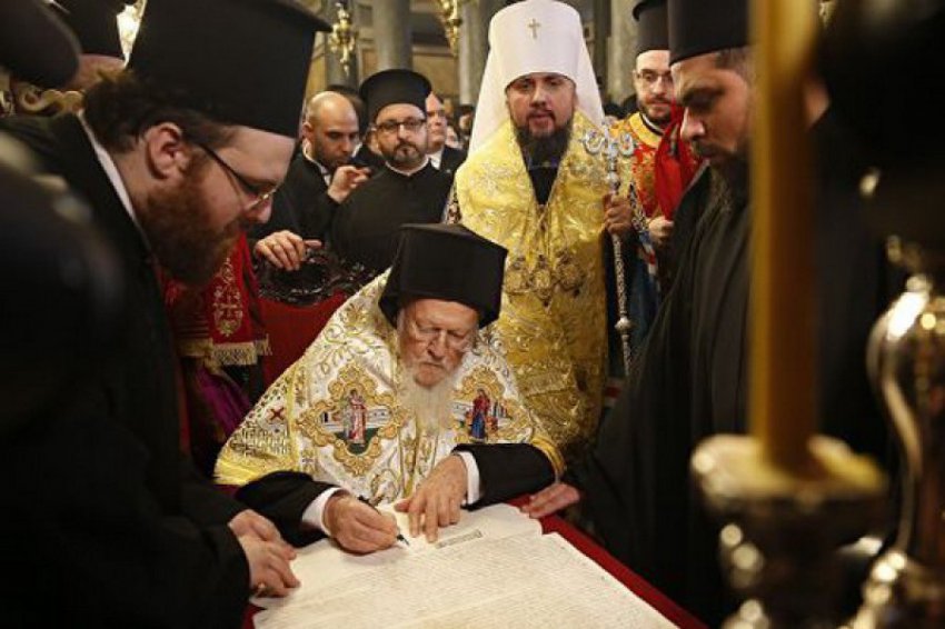 Патриарх Варфоломей подписал томос об автокефалии "новой церкви" Украины