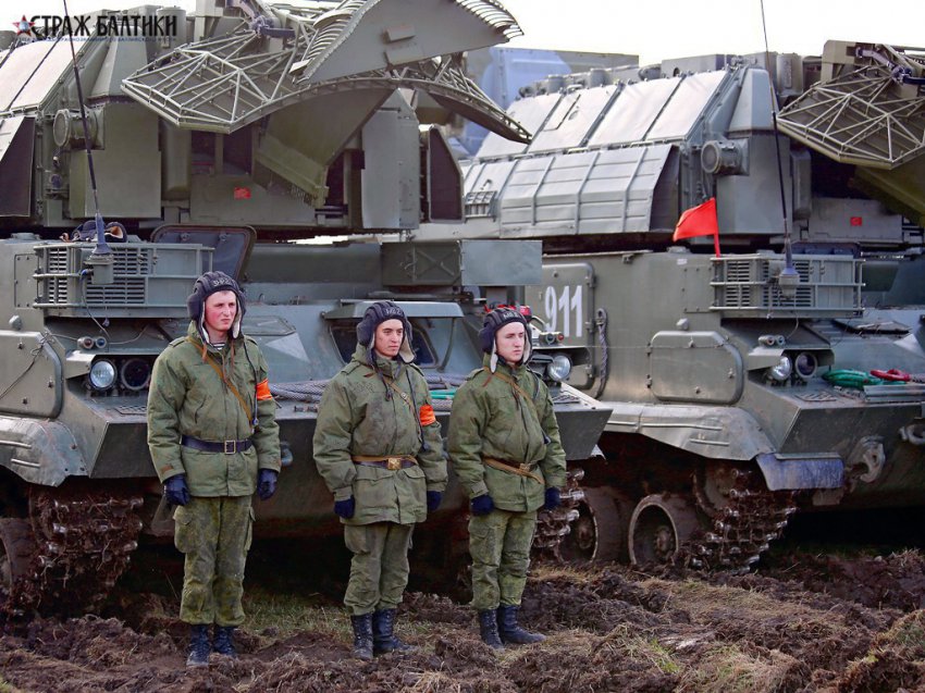 Военнослужащие отдельного гвардейского зенитно-ракетного полка БФ убывают на учение