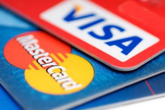 ЦБ начал готовить банки к отключению от Visa и Mastercard