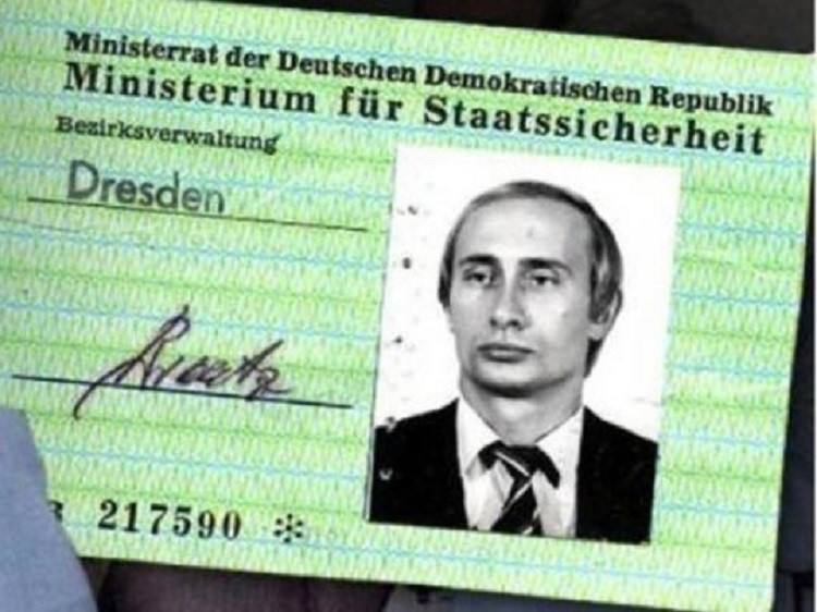 Bild опубликовал фото выданного Путину удостоверения "Штази" Bild опубликовал фото выданного Путину удостоверения "Штази"