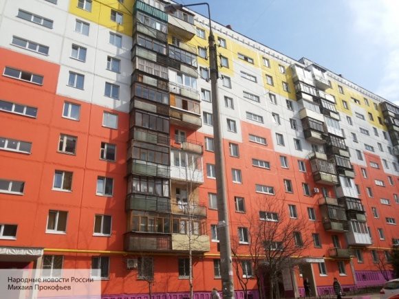В Махачкале прохожие поймали девочку, выпавшую с пятого этажа