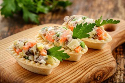 Роскачество раскрыло секрет идеального вкуса главного новогоднего салата в России