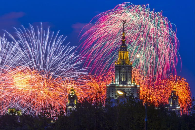 Салют в Москве на Новый год 2019: во сколько, откуда лучше смотреть, площадки, салют и фейерверк с 31 декабря на 1 января 2019