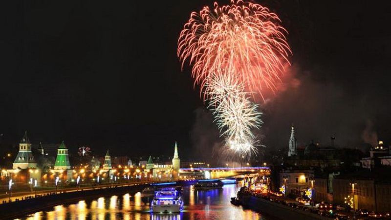 Салют в Москве на Новый год 2019: во сколько, откуда лучше смотреть, площадки, салют и фейерверк с 31 декабря на 1 января 2019