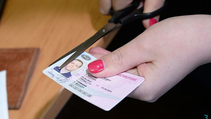 ГИБДД планирует установить формат электронных водительских прав в 2019 году