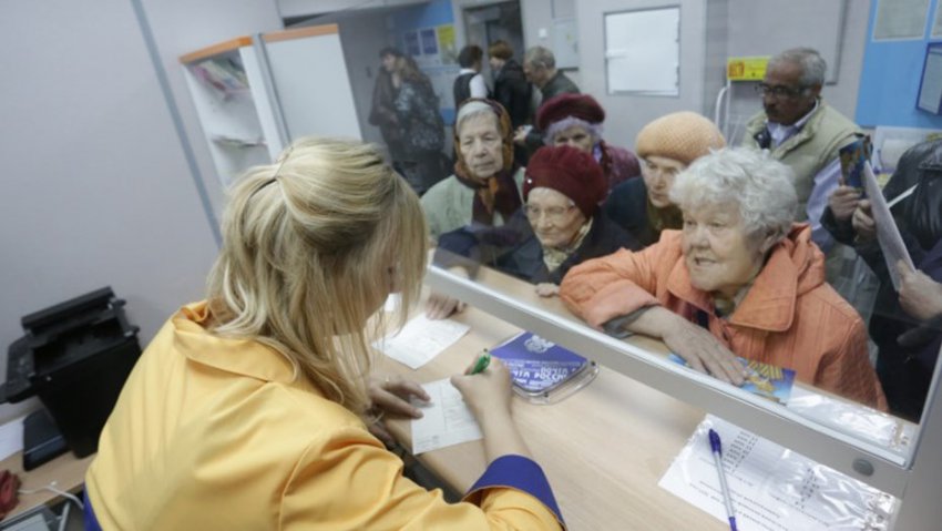 Кому положена надбавка 5000 рублей: доплата к пенсии после 80 лет — как получить, подробности