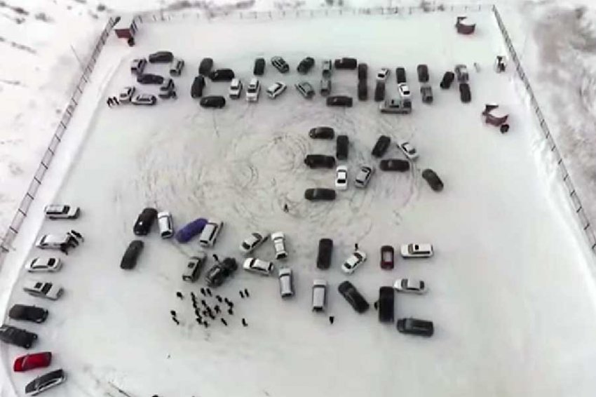 Астанинец сделал предложение девушке надписью из 63 машин