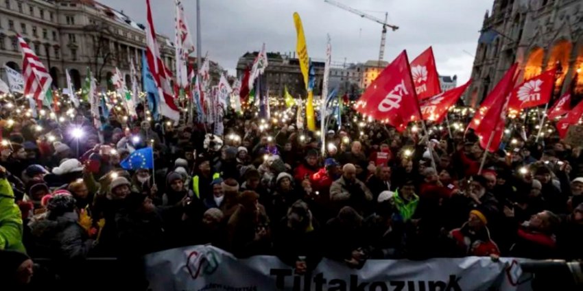 В Венгрии начались масштабные демонстрации против нового «рабского закона»