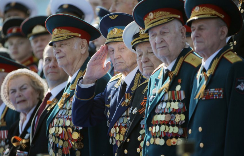 С 1 февраля в России повышают пособия ветеранам и инвалидам