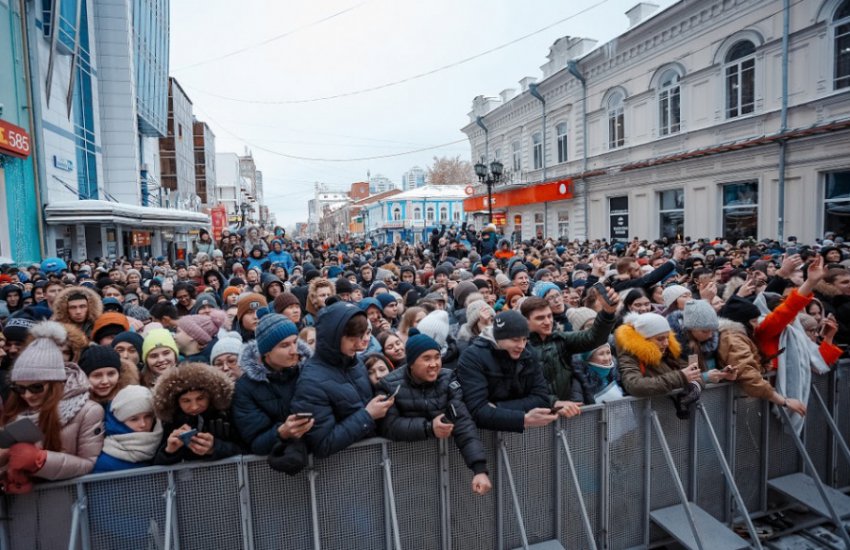 Тимати с Бабой Ягой раздали 1 000 бургеров в Екатеринбурге