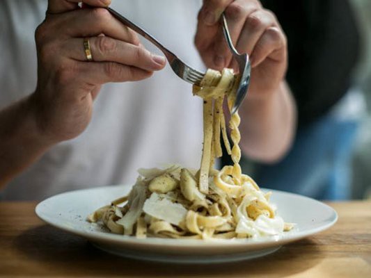 Этикет: правила поведения за столом в ресторане и на банкете