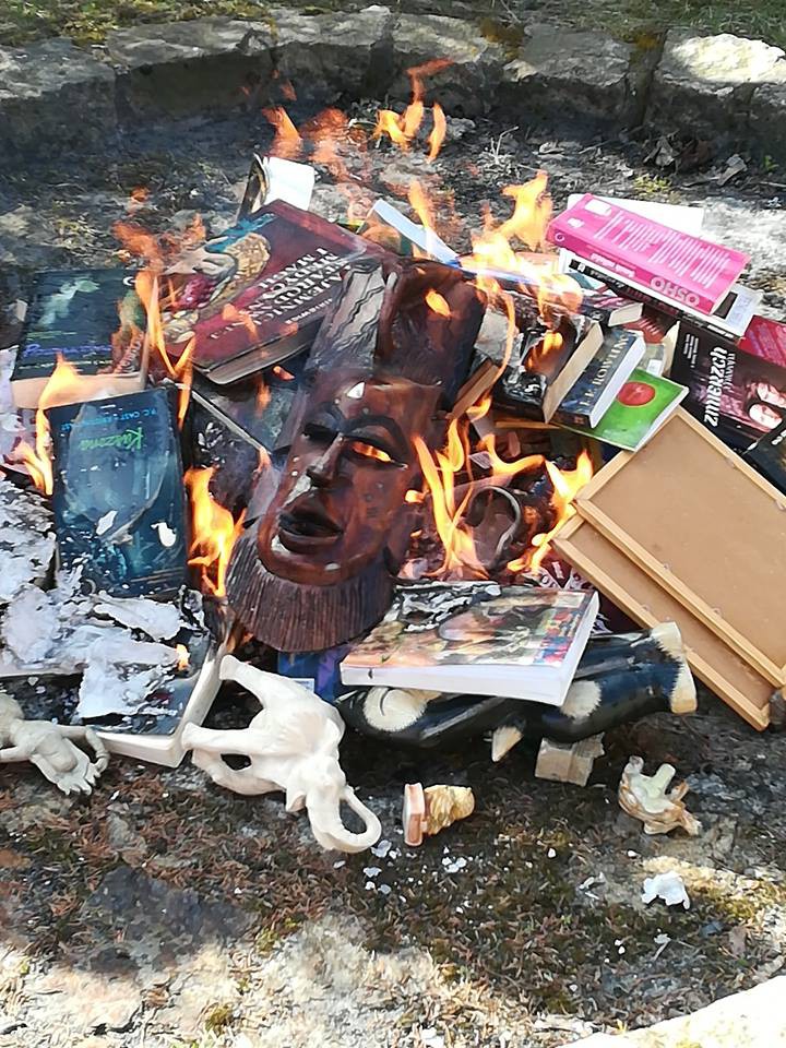 В Сети осуждают священников, которые сожгли книги о Гарри Поттере