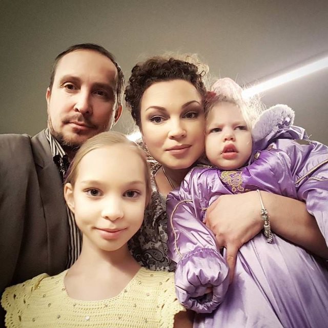 Инвалидам папы не нужны: певец Данко не общается с дочкой, которая больна ДЦП