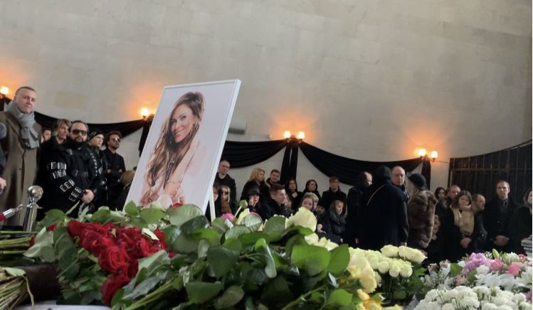 Мама Юлии Началовой тайком положила в гроб дочери носовой платочек со своими слезами