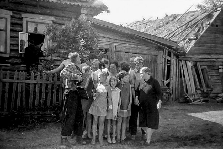 Фотоподборка деревенского быта русского человека XX века
