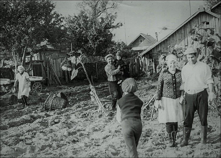 Фотоподборка деревенского быта русского человека XX века
