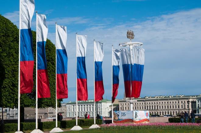 Поздравить близких с Днём Флага России 22 августа можно в стихах и прозе