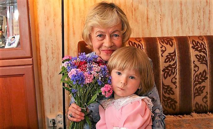 Единственной внучке актрисы Александры Назаровой грозит детский дом
