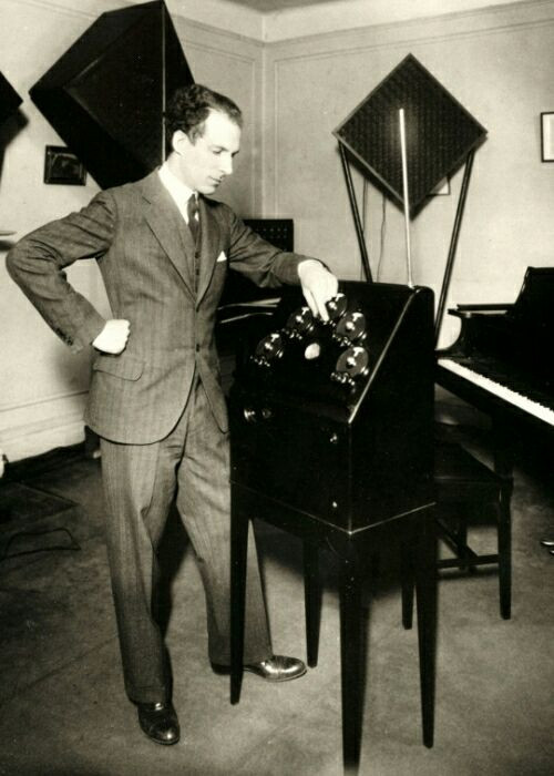 Лев Термен - советский отец космической музыки Лев Термен - советский отец космической музыки