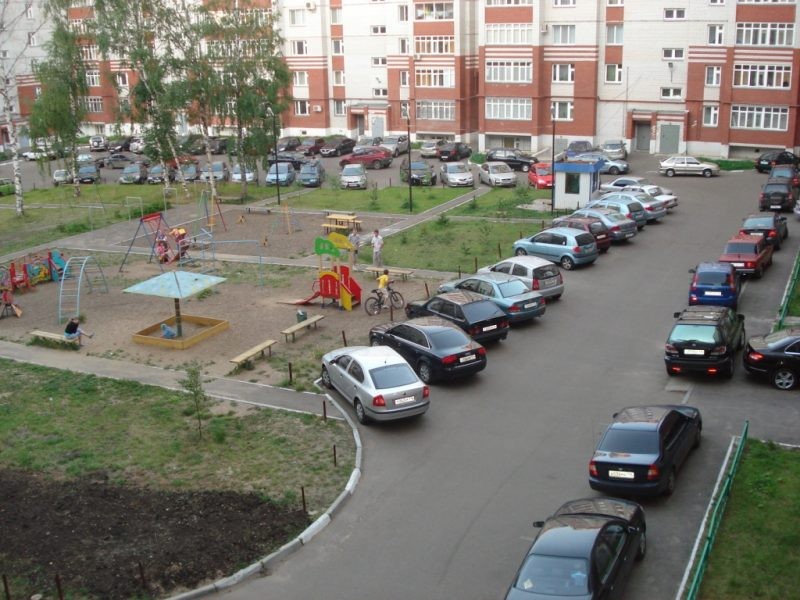 Таксистов и водителей грузовиков будут штрафовать за парковку во дворах с 1 января 2020 года