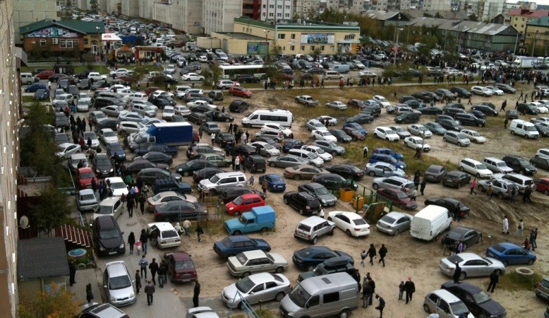 Таксистов и водителей грузовиков будут штрафовать за парковку во дворах с 1 января 2020 года