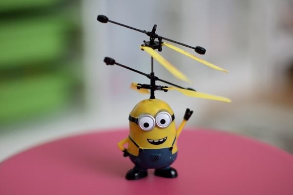 Игрушка летающий миньон: внешний вид и как работает, игры, цены и отзывы родителей Игрушка летающий миньон: внешний вид и как работает, игры, цены и отзывы родителей