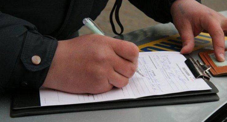 Что люди безнаказанно делают в автомобиле, а на улице за это их штрафуют