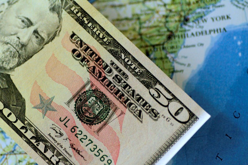 Прогноз курса доллара на конец 2019 года может испортить россиянам новогодние праздники