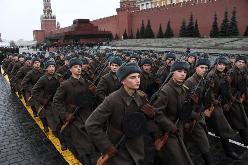 Парад 7 ноября 2019 года в Москве на Красной площади реконструирует шествие 1941 года
