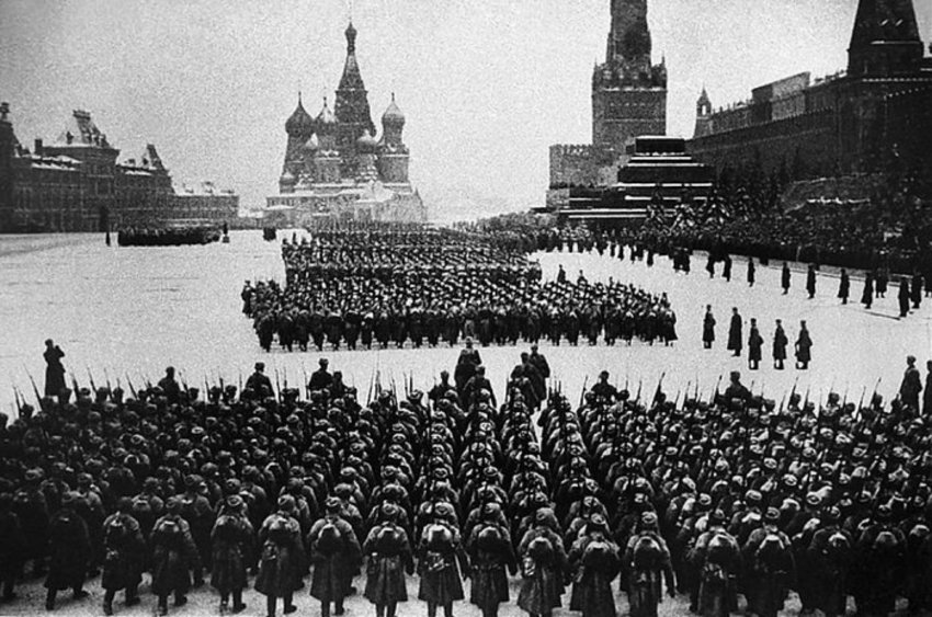 Парад 7 ноября 2019 года в Москве на Красной площади реконструирует шествие 1941 года