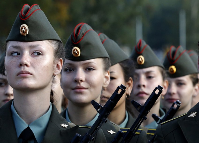 Служба в армии девушек до 23 лет: был ли принят закон о призыве женщин, не имеющих детей