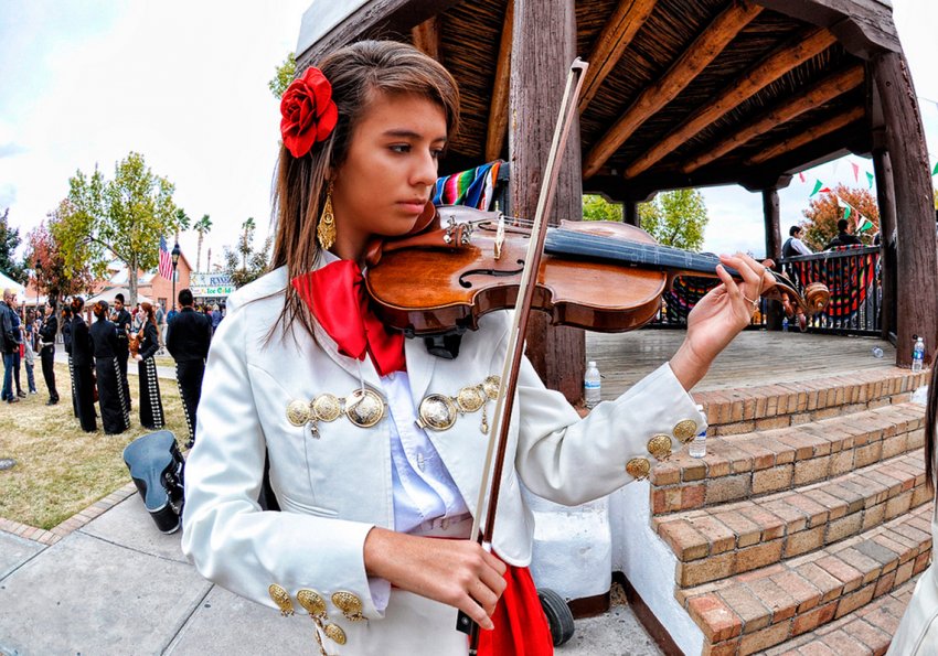 Какой праздник отмечают сегодня, 22 ноября 2019 года: День сыновей, психолога, независимости Ливана и уличных музыкантов Мексики являются важными событиями в мире