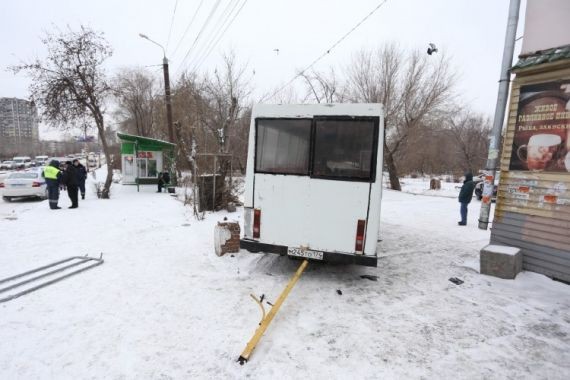 В Челябинске микроавтобус вылетел с проезжей части и сбил пешехода
