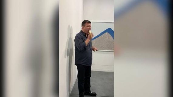 Американский художник уничтожил работу итальянского коллеги, проданную за $120 тысяч Американский художник уничтожил работу итальянского коллеги, проданную за $120 тысяч
