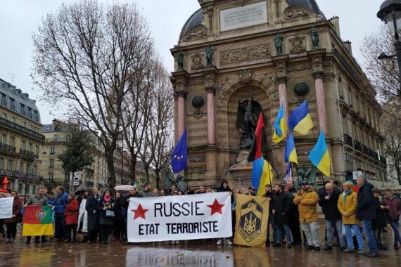 Митингующих в Париже украинцев забросали яйцами