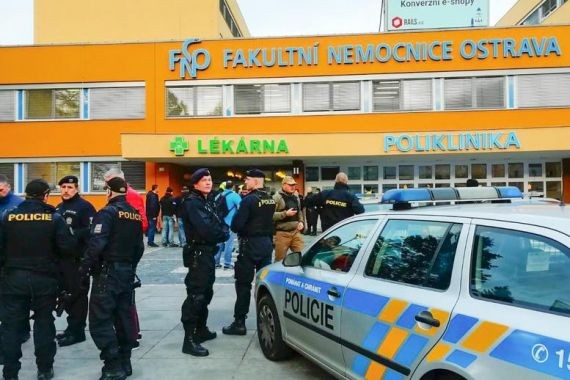 Чешская полиция обнаружила тело мужчины, расстрелявшего в больнице 6 человек