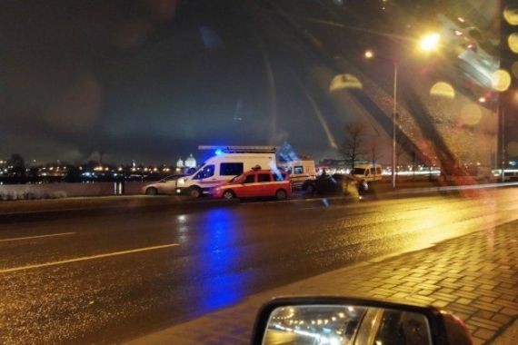 В Петербурге попавший в ДТП бетоновоз свалился в Неву