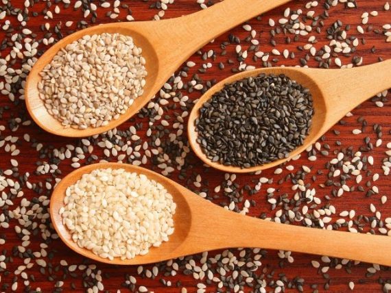 Медики назвали продукты, которые избавят от ломкости ногтей