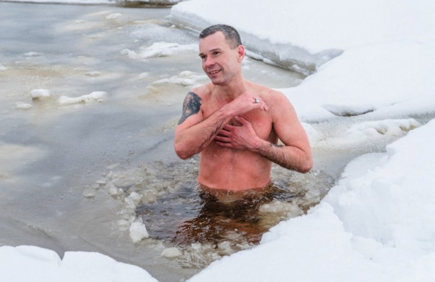 Повелитель холода Олег Резанов пролежал 13 минут в снежной гробнице