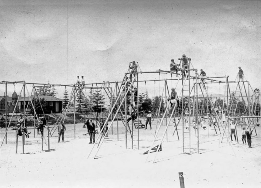 Какими были детские площадки 100 лет назад