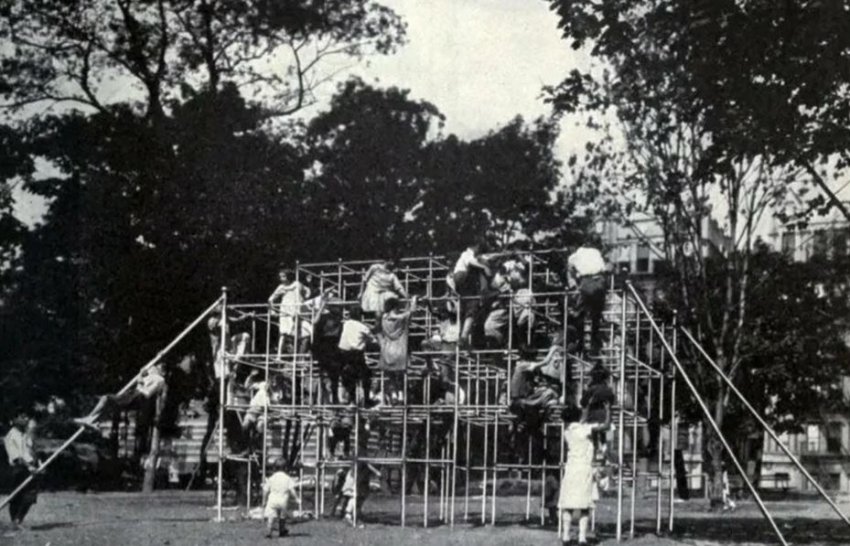 Какими были детские площадки 100 лет назад