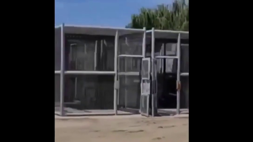 В Калифорнию завезли клетки для изоляции людей: грядет вторая волна пандемии