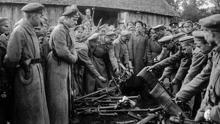 После прихода к власти большевиков из России бежали тысячи русских После прихода к власти большевиков из России бежали тысячи русских