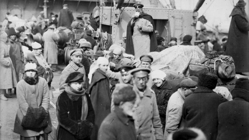 После прихода к власти большевиков из России бежали тысячи русских После прихода к власти большевиков из России бежали тысячи русских