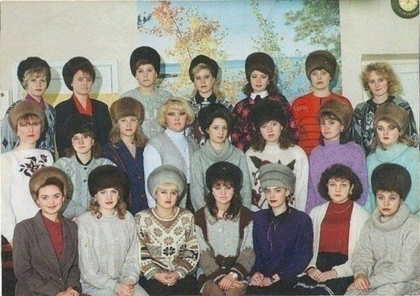 Почему в СССР женщины носили шапки в помещениях?