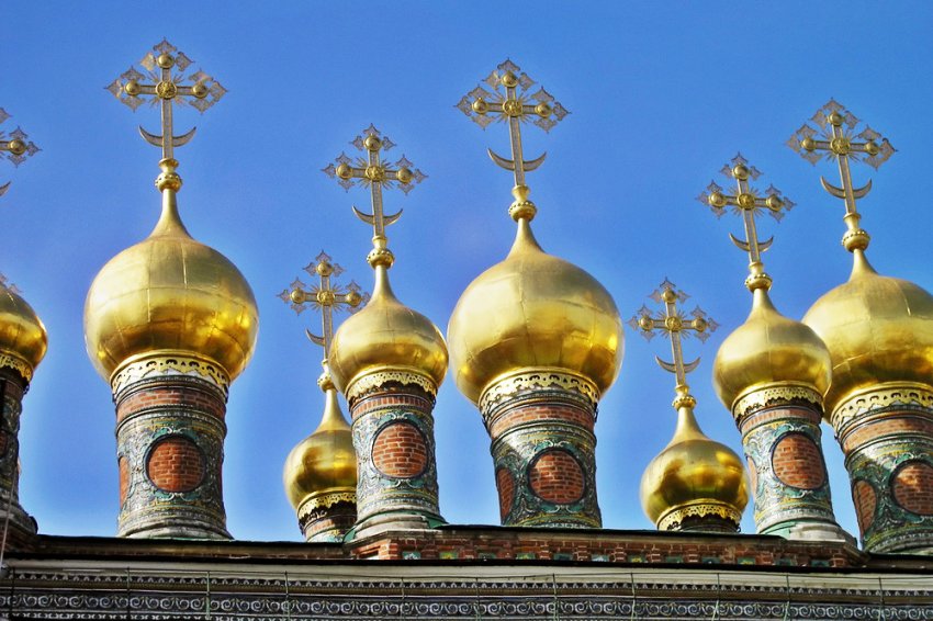 Чем объясняется форма куполов на православных церквях?
