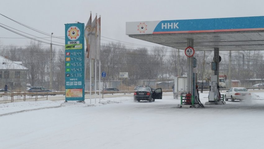 Водители в Хабаровске в январе 2021 года стоят в километровых очередях за бензином