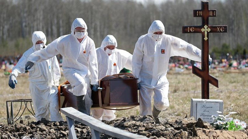 Как хоронят умерших от коронавируса в России