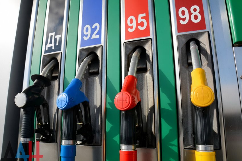 Эксперт объяснил рост цен на бензин при дешевеющей нефти