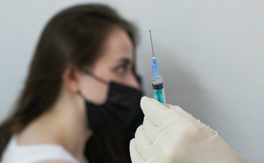 За отказ от вакцинации сотрудников могут отстранять от работы без сохранения зарплаты, — Минтруд РФ
